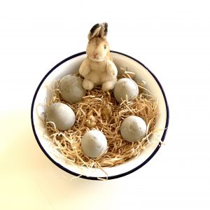 Osternest mit Beton-Eiern und Stoffhase