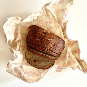 Brot in Wachspapier 2